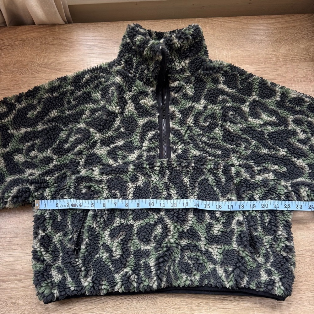 Aritzia TNA Half Zip Rush Polar Fleece Pullover Jacket Green Print Medium - Picture 8 of 12